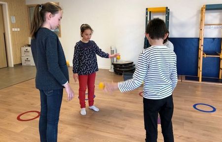 Des enfants jonglent avec des balles et développent leur attention et leur concentration