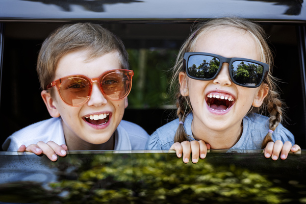 Enfants heureux en voiture, jeux pour les occuper lors de longs trajets